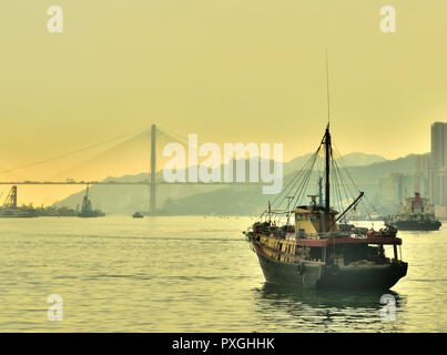 Ting Kau Brücke bei Sonnenuntergang von der Küste von Port Wan Chai, Hong Kong gesehen Stockfoto