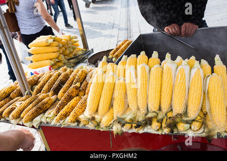 Frisch gekocht und geröstetem Mais ist bekannt Street Food in Istanbul, Türkei. Gegrillter Mais auf dem heißen Herd Stockfoto