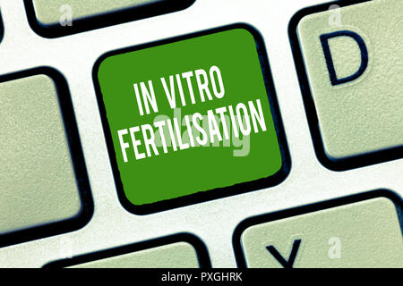 Text zeichen In-vitro-Fertilisation. Konzeptionelle Foto ein Ei ist durch Samenzellen in einem Reagenzglas befruchtet. Stockfoto