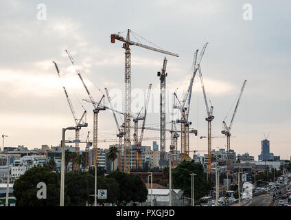 Petah Tikva, Israel - 15 Oktober. 2018: die Baustelle von Hochhaus in Petah Tikva, am 15. Oktober 2018. Die Vew Hebezeuge Krane bei Sonnenuntergang. Stockfoto