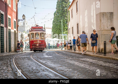 Rote Straßenbahn auf historischen Straßen von Lissabon, Hauptstadt von Portugal Stockfoto