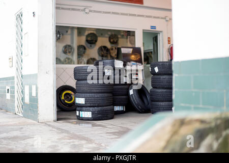 Regelmäßige Shop, wo Sie kaufen können und Reifen in Auto ändern. Stockfoto