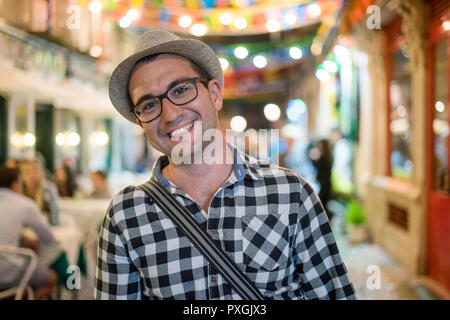 . Glückliche junge Mann Portrait, Outdoor in der Nacht in den städtischen Einstellungen Stockfoto
