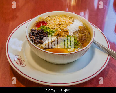 Istanbul, Türkei, 11. Oktober 2011: Ashure oder Noahs Pudding ist ein beliebter Nachtisch während des Ramadan. Stockfoto