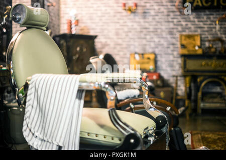 Vintage elegante Aquamarin und silbernen Stuhl im stilvollen Friseur Stockfoto