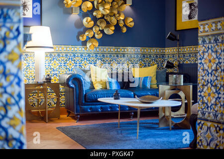 Modernes Wohnzimmer in Blau und Gold von klassischen portugiesischen Stil inspiriert Stockfoto