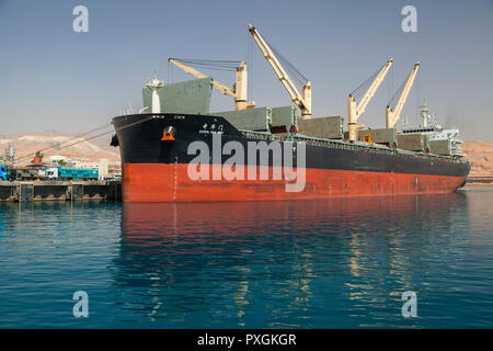 Aqaba, Jordanien - Mai 17, 2018: Zhong Hua Men bulk carrier geladen wird in Hafen von Aqaba Stockfoto