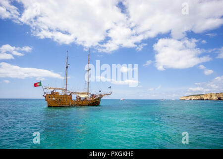 Piraten Boot für Touristen segeln entlang der Küste in der Algarve, Portugal Stockfoto