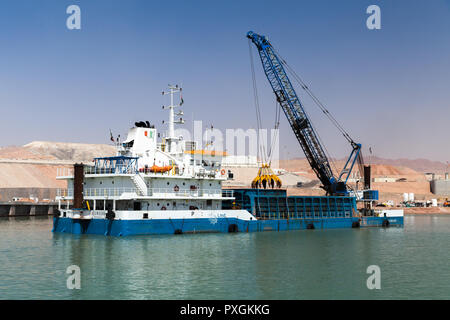 Aqaba, Jordanien - Mai 17, 2018: Deck Frachtschiff Alfredo arbeitet in neuen Aqaba Hafen Stockfoto