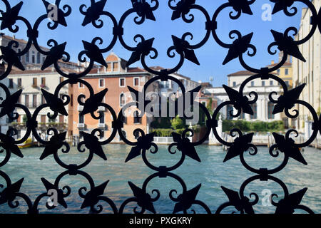 Venedig durch das Fenster Stockfoto