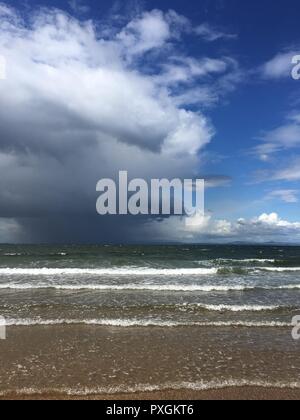 Stürmischer Himmel über Dem Firth of Forth mit Blick nach Norden vom Gullane Beach Stockfoto