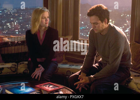 Solange du da bist aka. Wie Himmel, 2005 Regie: Mark Waters, Elizabeth (Reese Witherspoon) und David (Mark Ruffalo) beginnen, mehr über gegenseitig das Leben zu teilen. Stockfoto