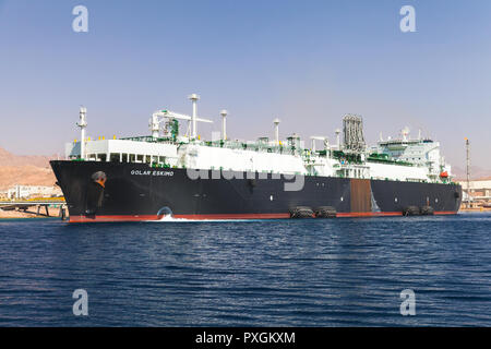 Aqaba, Jordanien - Mai 17, 2018: Laden von golar Eskimo, Öltankschiff sich in neuen Hafen von Aqaba Stockfoto