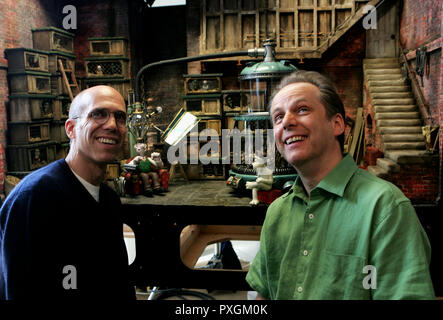 Wallace & Gromit - Auf der Jagd nach dem riesenkaninchen Alias "Wallace und Gromit in der Fluch des Were-Bunny', 2005, Regisseur Nick Park (R) und CEO von Dreamworks Jeffrey Katzenberg nehmen an der Wallace & Gromit Gehen nach Cannes Mittagessen im Amerikanischen Pavillon während der 58. Internationalen Filmfestspiele von Cannes vom 12. Mai 2005. Stockfoto