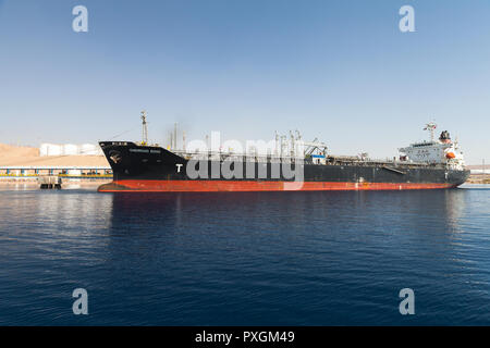 Aqaba, Jordanien - Mai 17, 2018: Industrielle tanker Chamroad Echo ist Laden im neuen Hafen von Aqaba Stockfoto