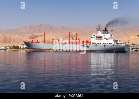 Aqaba, Jordanien - Mai 17, 2018: LPG-Tanker Misr Gas geladen wird in neuen Hafen von Aqaba Stockfoto