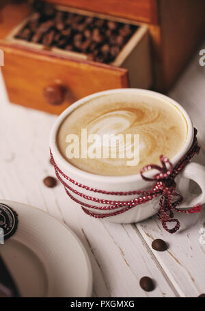 Eine Tasse heißen Cappuccino mit Herz Stockfoto