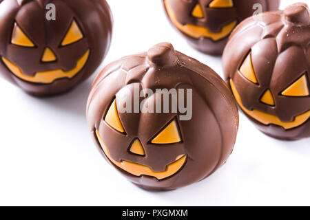 Schokolade Halloween Kürbisse isoliert auf weißem Hintergrund. Stockfoto