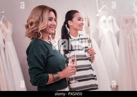 Positiv schöne Frauen Gläser mit Champagner Stockfoto