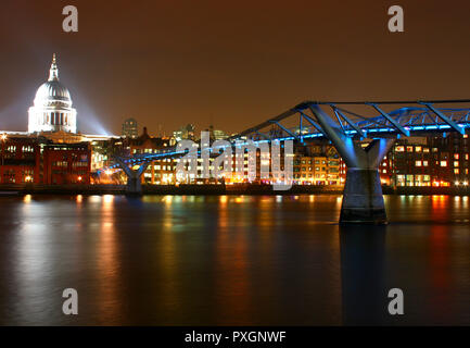 London England - 05.März 2013: Blick auf die Millennium Bridge über die Themse, die St. Paul's Kathedrale im Hintergrund beleuchtet Stockfoto