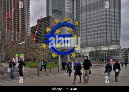 Euro Skulptur vor der Eurotower, Europäische Zentralbank, Frankfurt, Deutschland, Europa Foto © Fabio Mazzarella/Sintesi/Alamy Stock Foto Stockfoto