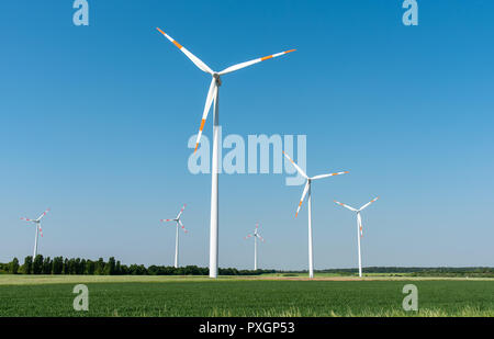 Windkraftanlagen vor einem strahlend blauen Himmel in Deutschland gesehen Stockfoto