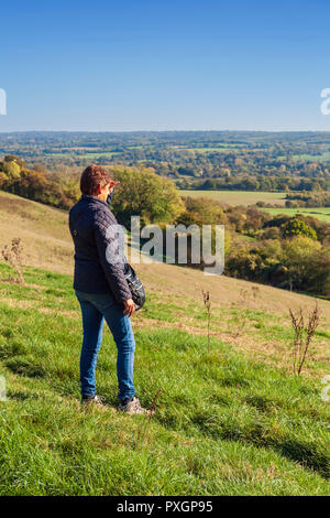 Frau auf der North Downs Way, die Anzeige des Weald von Kent. Stockfoto