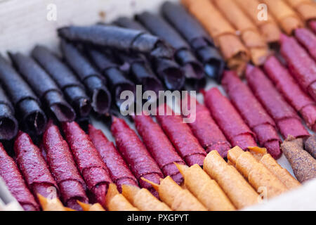 Köstlich gesunde Frucht Roll-ups von Himbeere, Kürbis und Äpfel gemacht Stockfoto