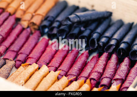 Köstlich gesunde Frucht Roll-ups von Himbeere, Kürbis und Äpfel gemacht Stockfoto