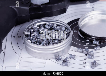 Eine Box mit Bleischrot für Gewehre auf Pappe Ziele. Stockfoto