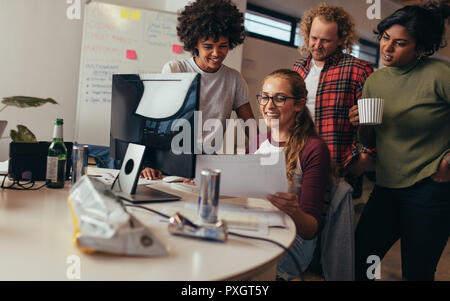 Software Ingenieure zusammen, die am Projekt am tech Start. Gruppe von Programmierern arbeiten gemeinsam an neuen Codes für eine Software zu entwickeln. Stockfoto
