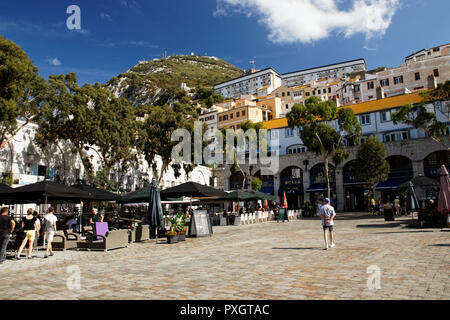 Blick vom Grand Casemates Square zum Felsen von Gibraltar Stockfoto