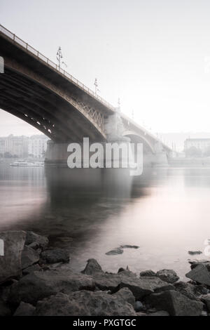 Nebeliger morgen unter Margaret Brücke Stockfoto