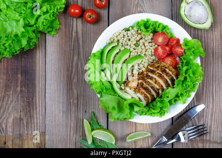 Gesundes Essen. gesunder Lebensstil, Salatteller mit gegrillten Steaks, Avocado, Cherry Tomaten, mix Getreide auf hölzernen Tisch. Kopieren Sie Raum, Ansicht von oben, rustikale Sty Stockfoto
