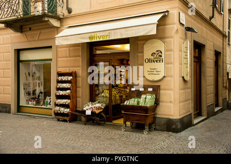 Einen kleinen Laden im Zentrum von Acqui Terme Verkauf der beliebten Pilz cep Stockfoto