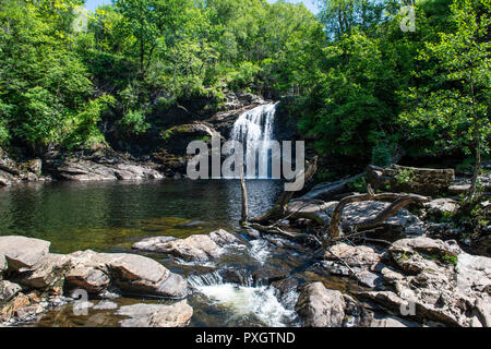 Fällt der Falloch, einem malerischen Wasserfall im Loch Lomond und Trossachs National Park, 5 km südlich von Crainlarich auf der A82, Stirling, Schottland Stockfoto