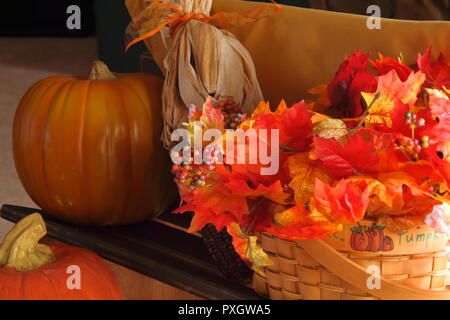 Herbst Bank Anzeige mit Blättern, Kürbisse und Mais, auf der rechten Seite aus der Ferne Stockfoto