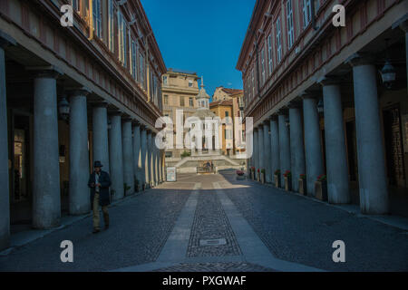 Die kleine Stadt Acqui Terme in Piemont, Italien für seine heißen Quellen bekannt Stockfoto