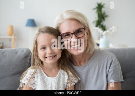 Portrait von lächelnden Oma und Enkelin Ausgabe Zeit toge Stockfoto