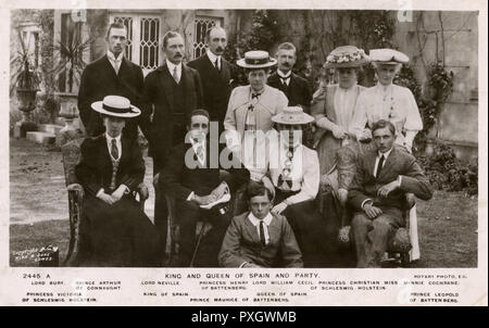 König und Königin von Spanien und Party in Osborne House, Isle of Wight. Obere Reihe: Viscount begraben (Walter Keppel, 9 Graf von Albemarle) (1882-1979), Prinz Arthur von Connaught (1883-1938), Herr Neville (?), Beatrice, Prinzessin Henry von Battenberg (1857-1944), Oberst Lord William Cecil (1854-1943), Helena Augusta Victoria, Prinzessin Christian von Schleswig-Holstein durch Heirat (18461923) und Miss Minnie Cochrane (?), die Tochter von Admiral der Flotte Sir Thomas J. Cochrane. Mittlere Zeile: Prinzessin Victoria von Schleswig-Holstein (1870-1948), König Alfons XIII. von Spanien (1886-1941), Königin von Spanien Victoria Eu Stockfoto