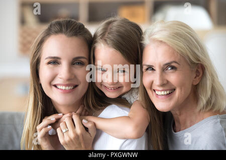 Family Portrait von glücklichen drei Generationen von Frauen umarmen Stockfoto