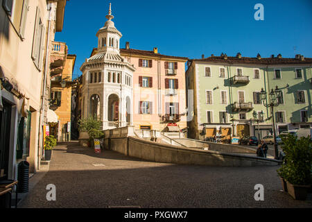 Die kleine Stadt Acqui Terme in Piemont, Italien für seine heißen Quellen bekannt Stockfoto