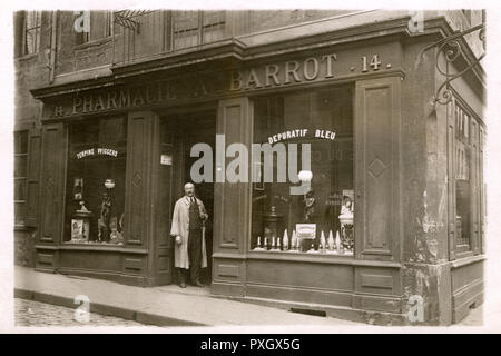 Paris, Frankreich - A. Barrot steht vor seiner Apotheke Stockfoto