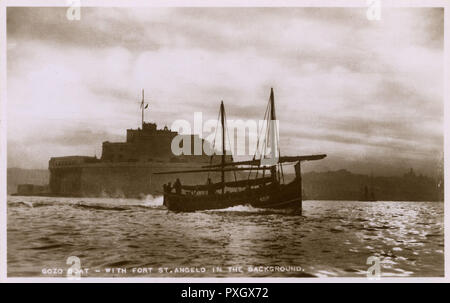 Das Boot nach Gozo mit Fort St. Angelo im Hintergrund Stockfoto