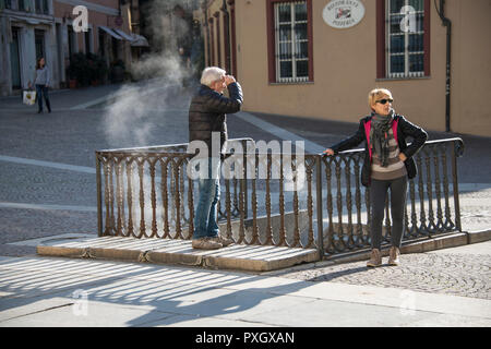 Die kleine Stadt Acqui Terme in Piemont, Italien für seine heißen Quellen bekannt Stockfoto