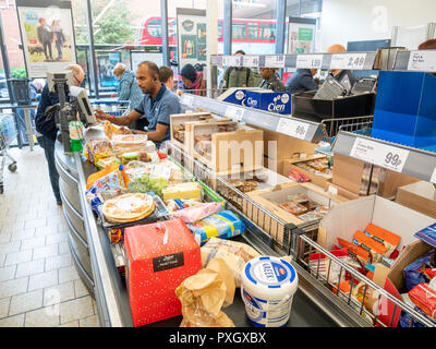 Kasse bei Lidl Supermarkt, UK, London Stockfoto