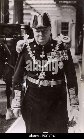 Am 14. August 1946, König George VI übertragenen Winston Churchill (1874-1965) die Alten ehren der Ernennung als Lord Warden und Admiral der Cinque Ports - im Innenhof des Buckingham Palace. Datum: 1946 Stockfoto