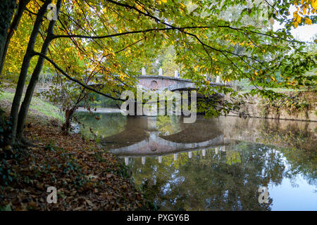 Alte Brücke von Ketten über Lambro Fluß in Monza, im Herbst geschossen Stockfoto