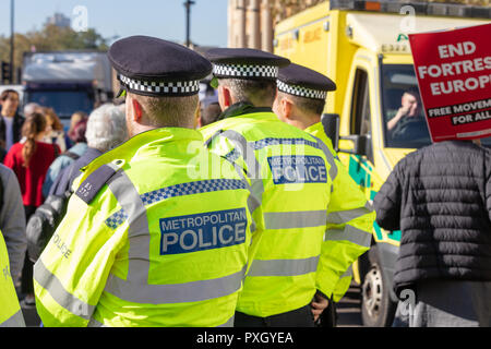 London, England, 20. Oktober 2018; Rückansicht der Metropolitan Police Officers hohe Sichtbarkeit Jacken tragen, während die Völker Abstimmung Brexit März Stockfoto