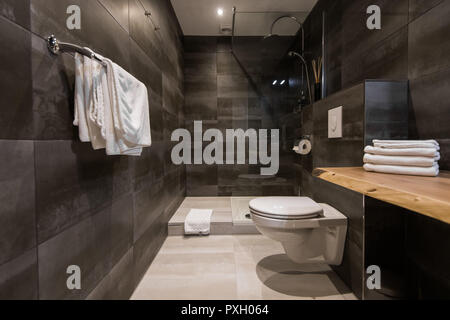 Interieur in einem Country House, Design arbeiten. Holztisch und großen weißen Waschbecken. Stockfoto